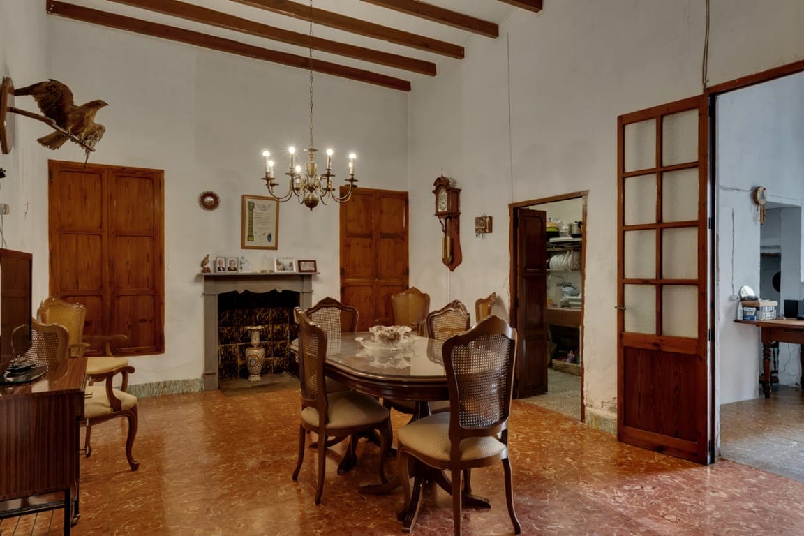 Village house with garage, spacious inner courtyard, and potential to expand the property. - Foto 3