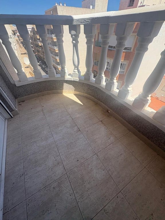 Apartamento en venta de 2 dormitorios en Torrevieja, Alicante. - Foto 20