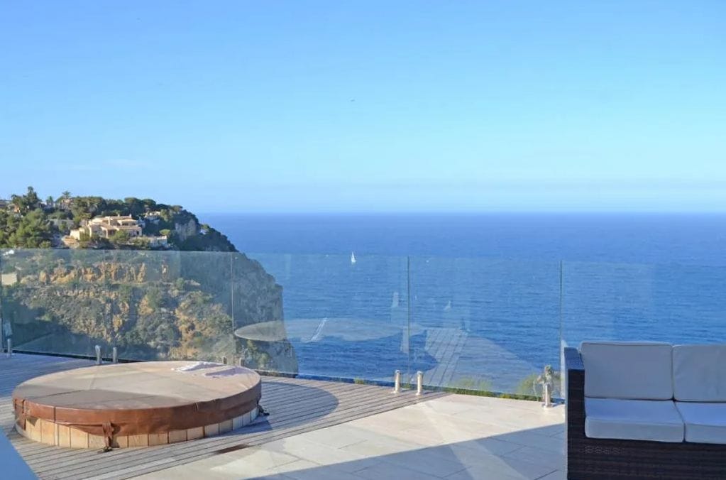 Luxurious modern frontline villa with stunning sea views - Foto 37