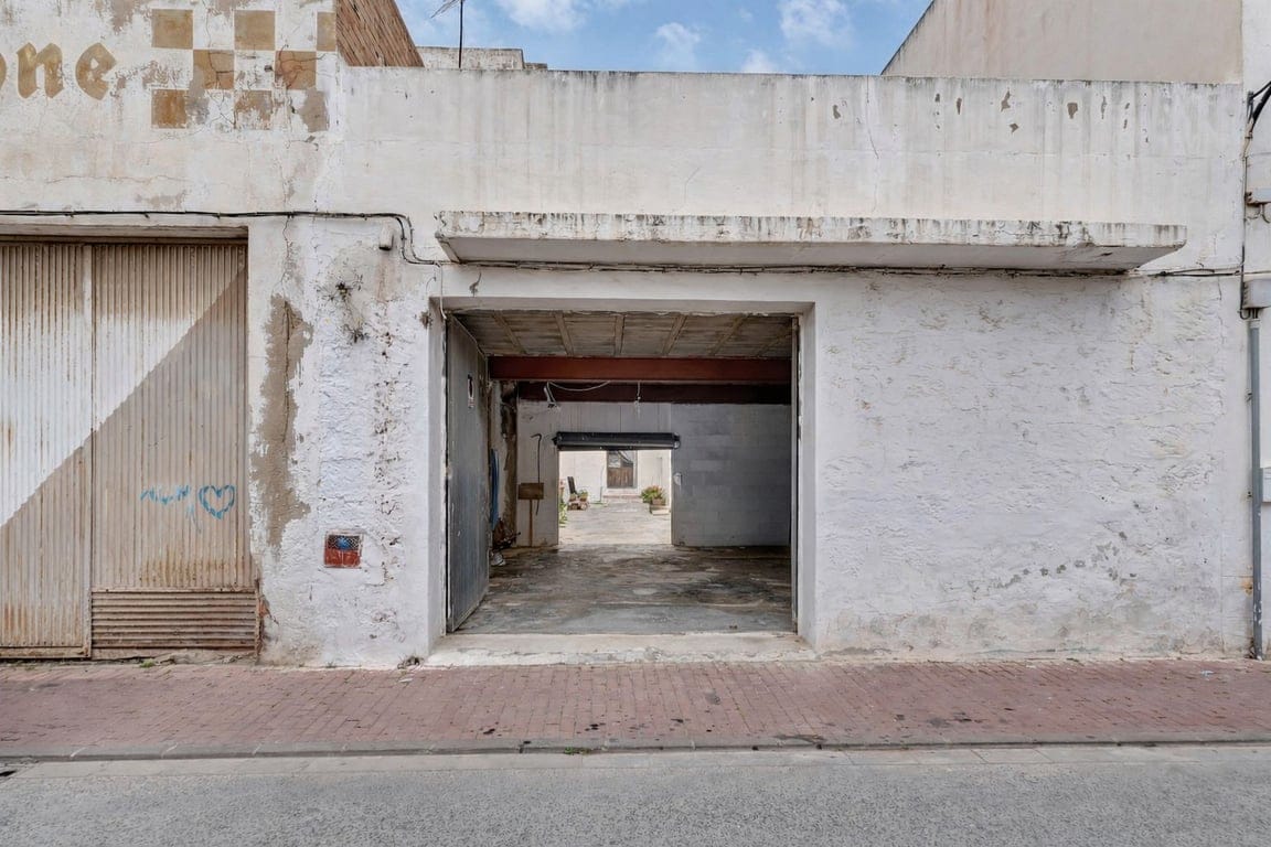 Village house with garage, spacious inner courtyard, and potential to expand the property. - Foto 22