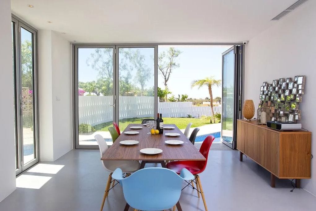 Luxurious modern frontline villa with stunning sea views - Foto 14