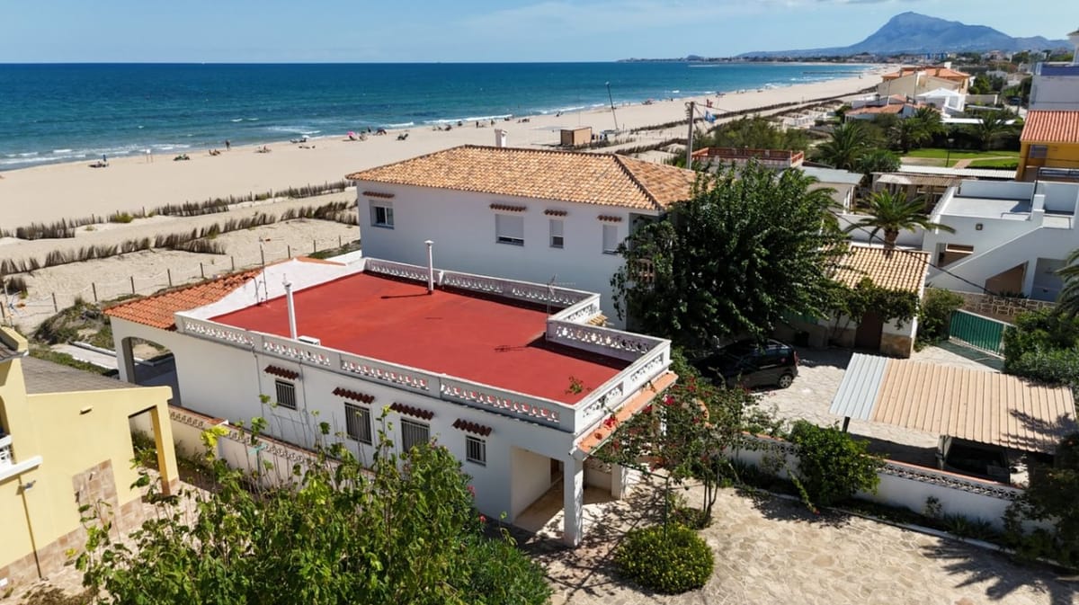 Chalet avec 2 logements en première ligne de plage à Denia