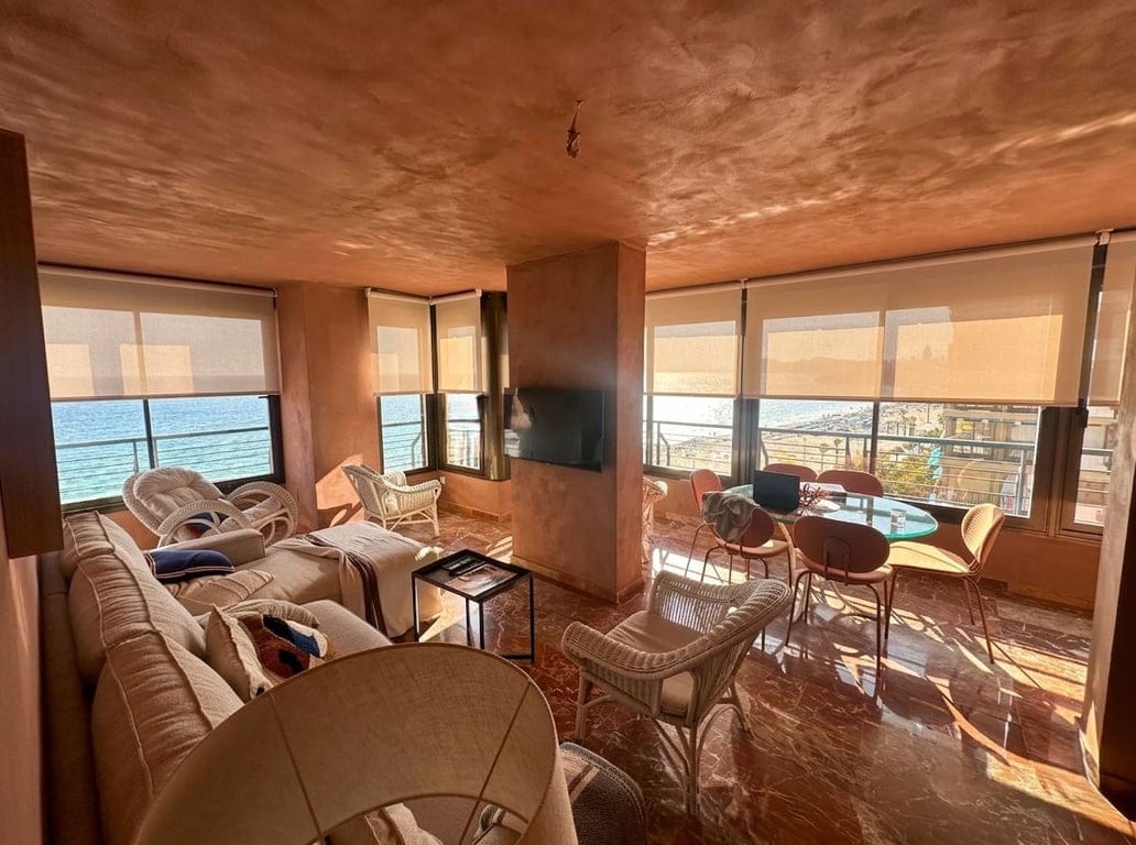 Exclusive Refuge over the Mediterranean: 7th Floor on the First Line of Levante - Foto 8