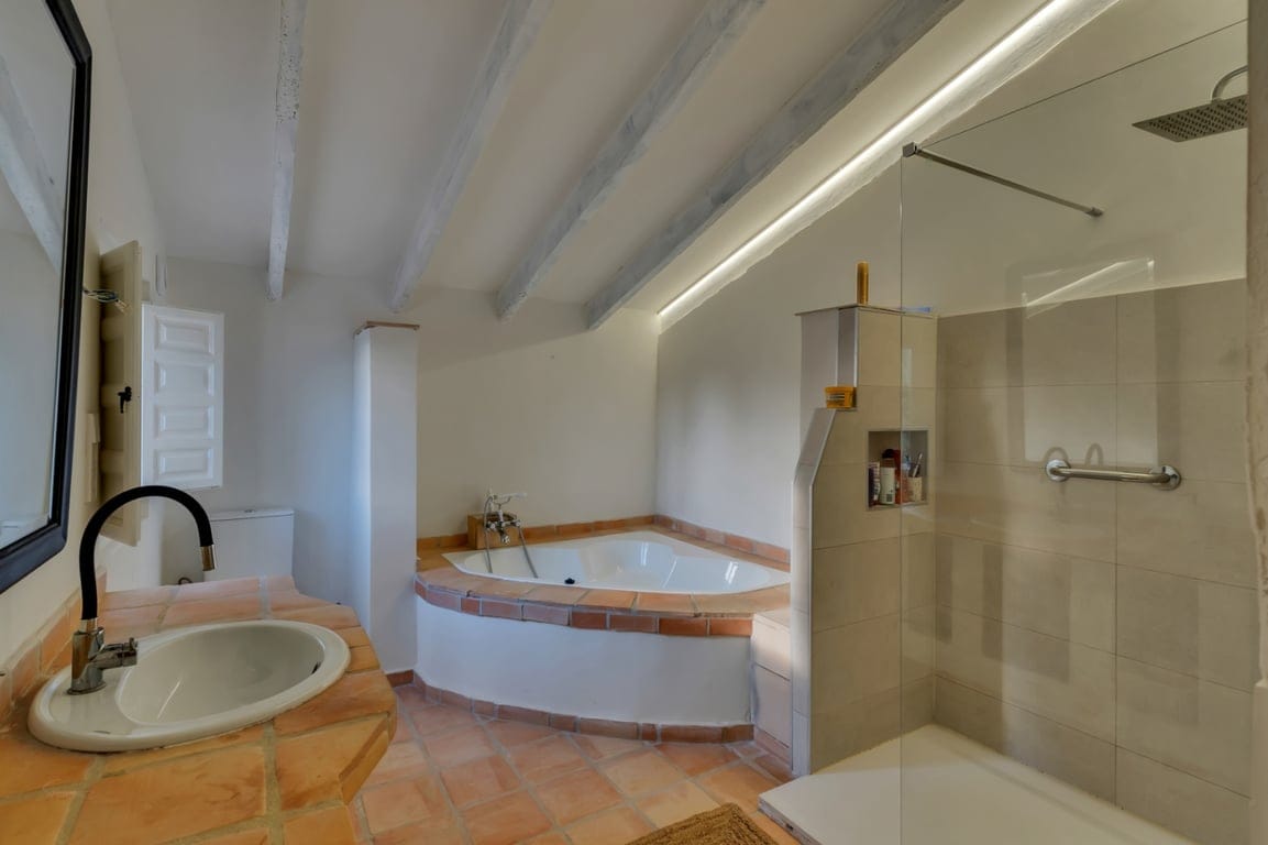 Exclusives, komplett renoviertes Anwesen mit großem Grundstück von 11.367 m2. - Foto 26