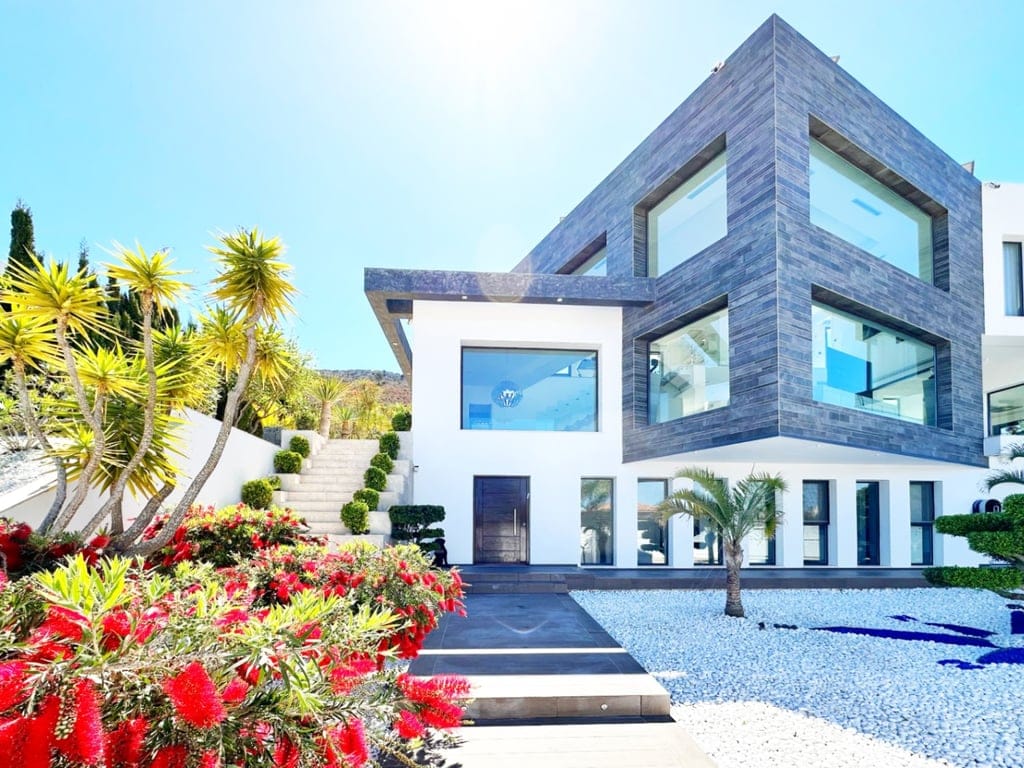 Luxury villa in Benitachell with sea views, infinity pool, and gym.