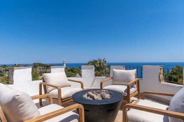 Excepcional propiedad en una exclusiva zona con vistas panoramicas al mar - Foto 3