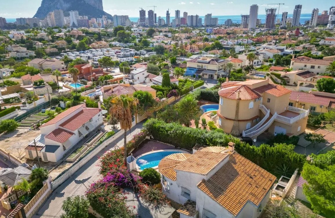 EXCLUSIVE CALPE VILLA: PRIVATE POOL, SPECTACULAR PEÑÓN DE IFACH VIEWS - Prime Investment Opportunity! - Foto 2