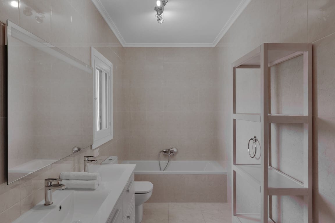 Rare Estate in Calpe: Renovated Luxury Villa + Guest House on a Massive 2,100 m² Plot! - Foto 24