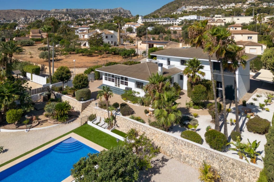 Rare Estate in Calpe: Renovated Luxury Villa + Guest House on a Massive 2,100 m² Plot!