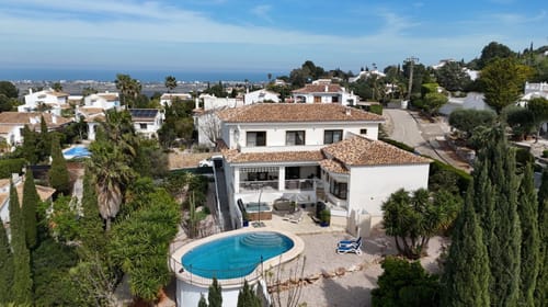 Uw oase in Monte Pego: chalet met een groot perceel, zwembad en volledige privacy