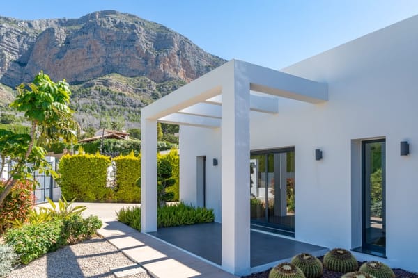 Exclusiva villa moderna con impresionantes vistas abiertas en una demandada zona de Jávea - Foto 9