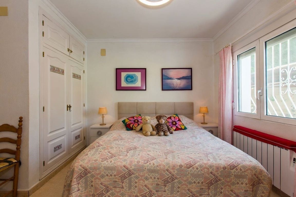 Villa tranquila con vistas a la montaña en venta en Calpe - Foto 44