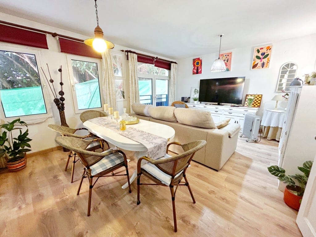 central apartment with tourist license in the Plaza de la Iglesia of Moraira, next to the port and the beach - Foto 2