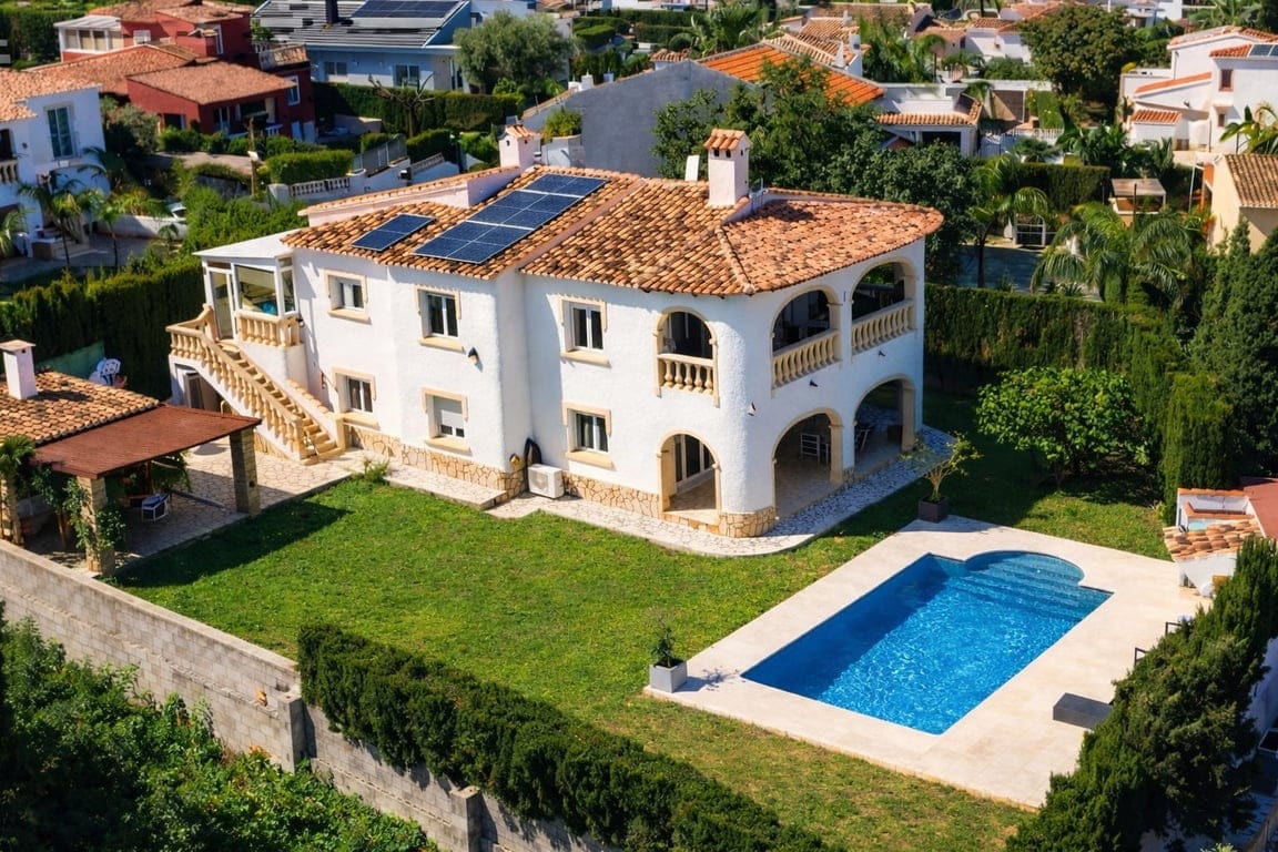 Villa de 3 dormitorios, apartamento de invitados y vistas al mar en el Montgó, Dénia