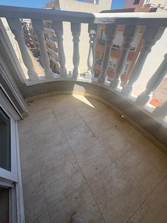 Apartamento en venta de 2 dormitorios en Torrevieja, Alicante. - Foto 18