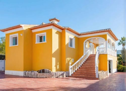 Amplia Villa Mediterránea con Potencial de Renovación Excepcional – Javea Golf