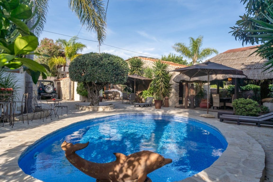 Villa met gastenappartement, volledig gerenoveerd en dicht bij het oude centrum van Jávea