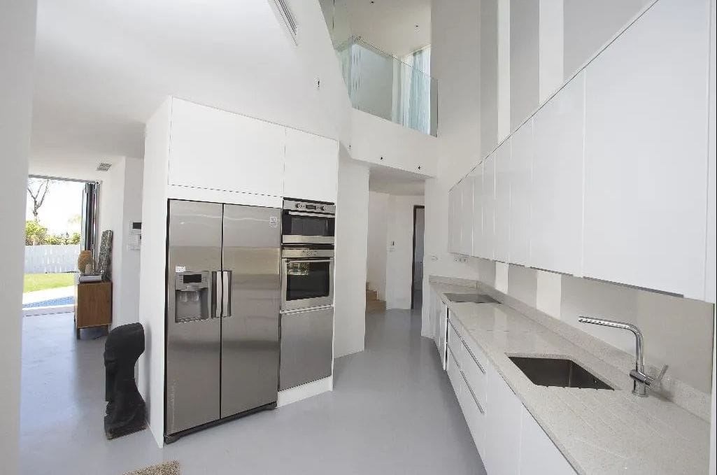 Luxurious modern frontline villa with stunning sea views - Foto 16