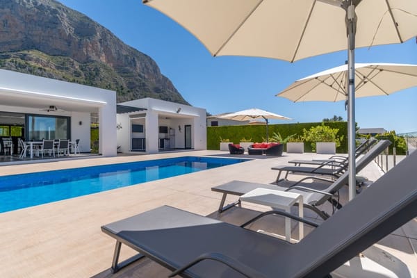 Exclusiva villa moderna con impresionantes vistas abiertas en una demandada zona de Jávea - Foto 56