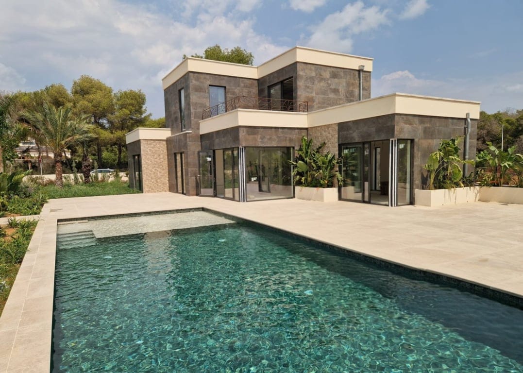 Elegancja, innowacja i prywatność w tej luksusowej willi na sprzedaż z certyfikatem A++.