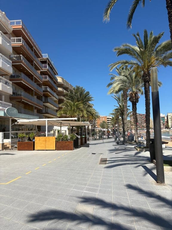 Apartamento en venta de 2 dormitorios en Torrevieja, Alicante. - Foto 2