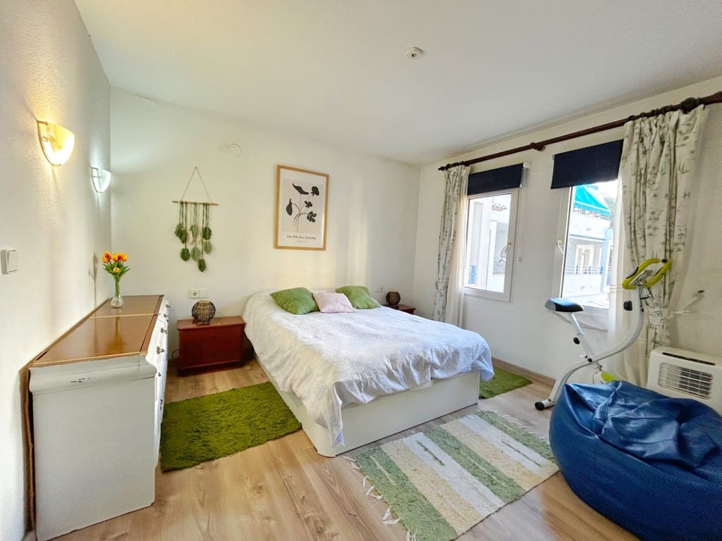 central apartment with tourist license in the Plaza de la Iglesia of Moraira, next to the port and the beach - Foto 3