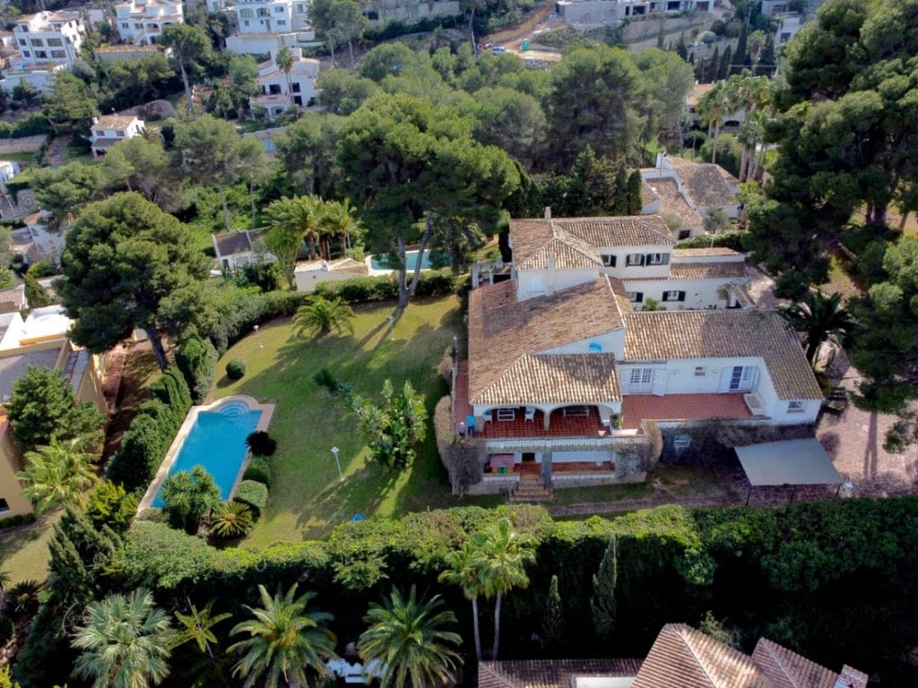 Stunning villa with amazing sea views in the El Tosalet urbanization.