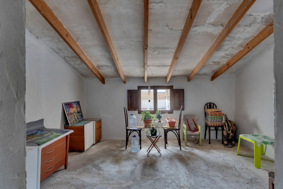 Village house with garage, spacious inner courtyard, and potential to expand the property. - Foto 26