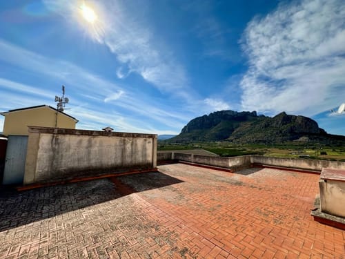 Opportunity: Building with 180 m² Garden and Rooftop with Sea Views