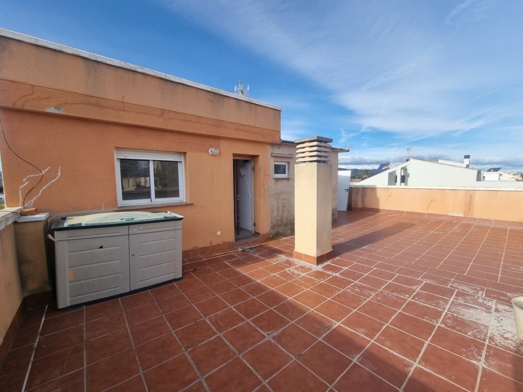 Extraordinary duplex with large terrace right on the beach of Daimus.