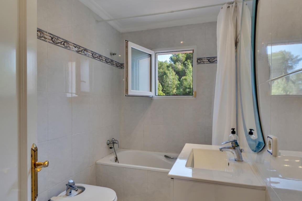 Villa in einer außergewöhnlichen ruhigen Lage, mit weitem Blick und großem Potenzial. - Foto 26