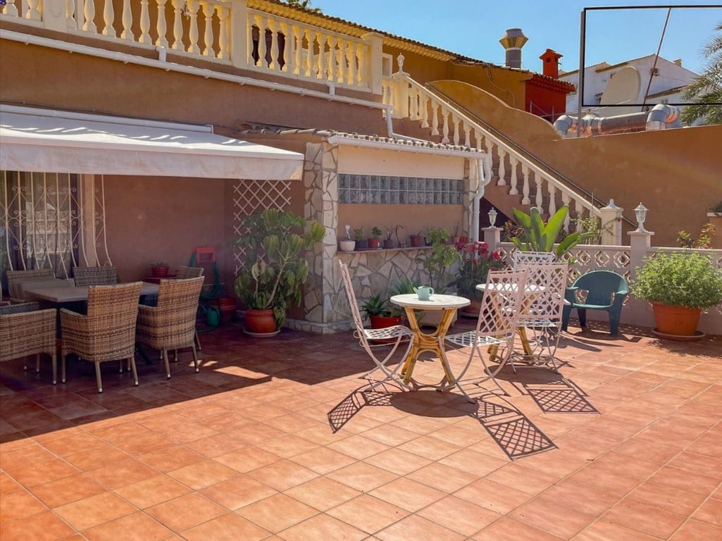 House for sale in Dénia with an active restaurant license in Las Marinas, 500 m from the sea.