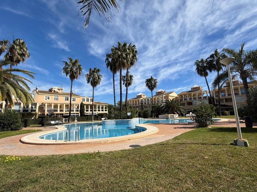 Ground floor with private garden for sale with 2 bedrooms in Playa de les Marines, Denia.