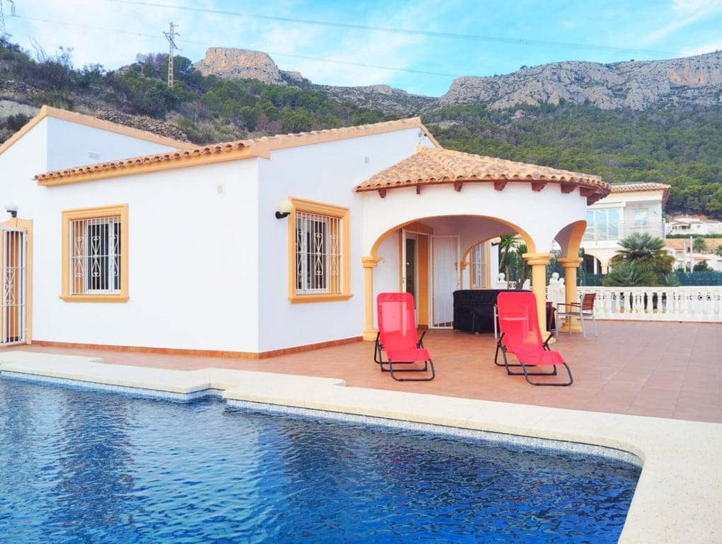 Villa for sale with 4 bedrooms and a pool in Calpe, with sea views.