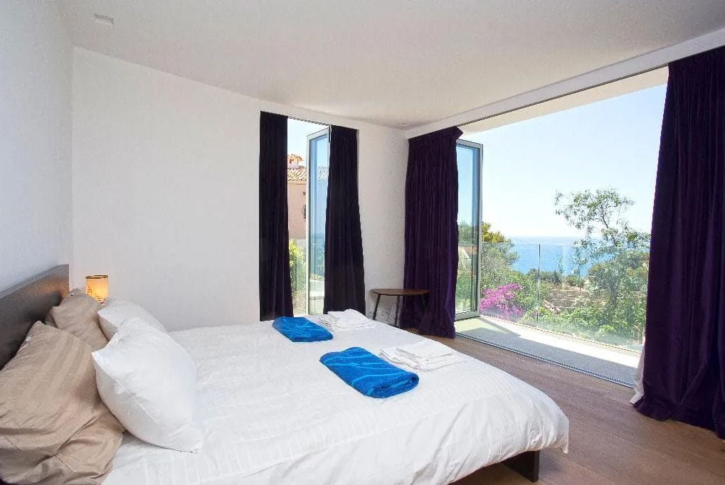 Luxurious modern frontline villa with stunning sea views - Foto 18