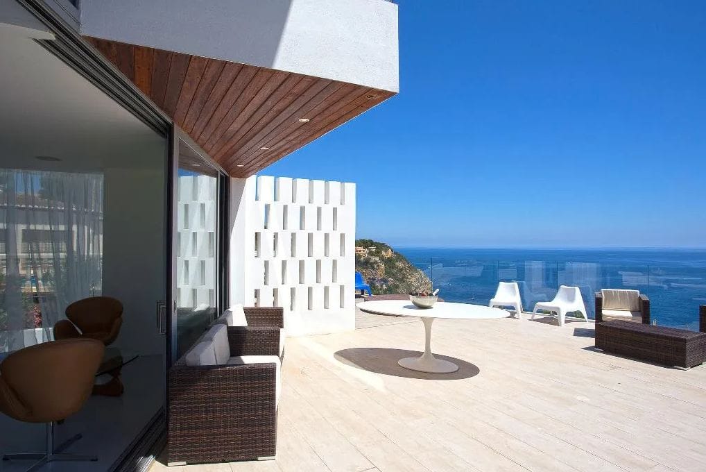 Luxurious modern frontline villa with stunning sea views - Foto 8