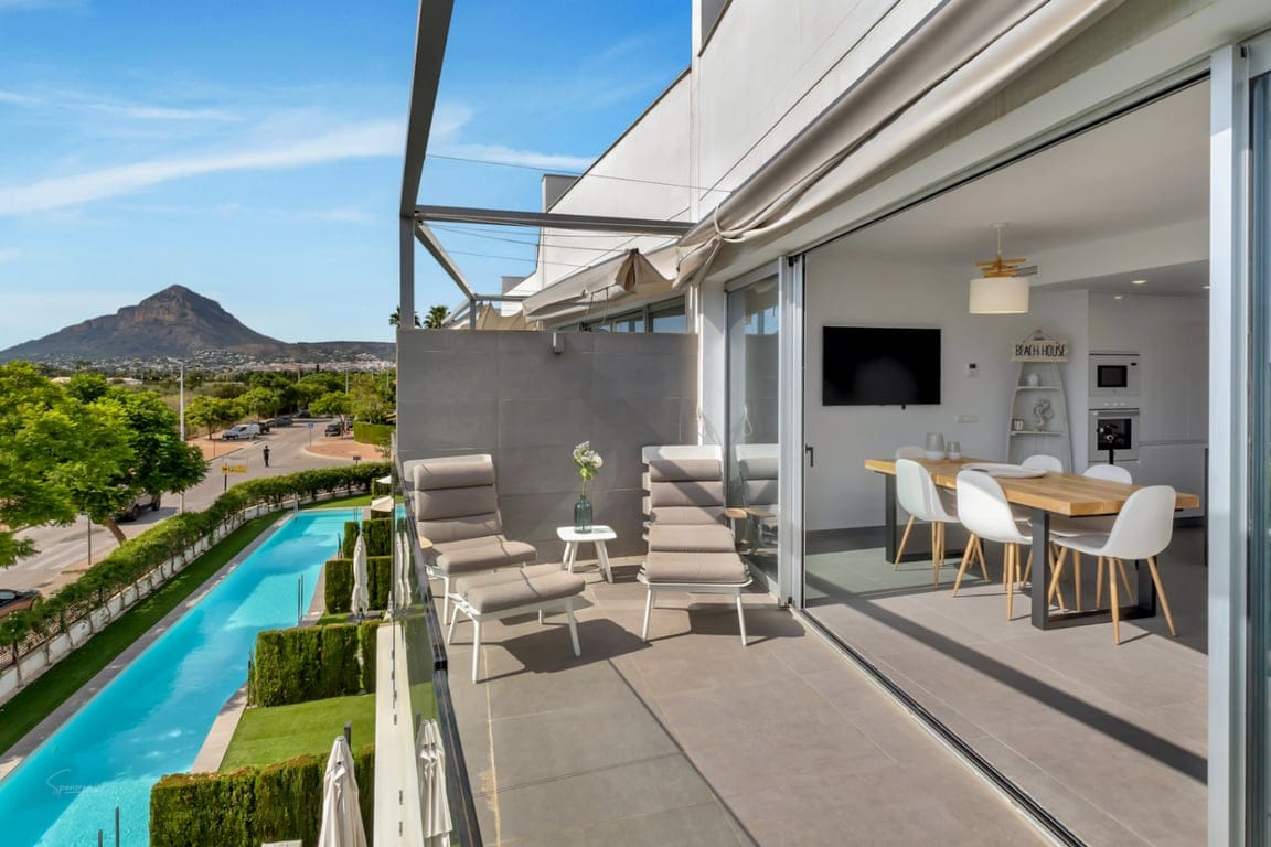 Modern 3-bedroom apartment with a large terrace.