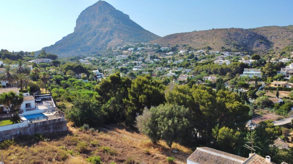 Plot located a short distance from the old town of Javea.