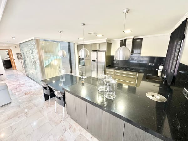 Ruimte, Licht en Ontwerp in een Uniek Huis in Pego - Foto 22