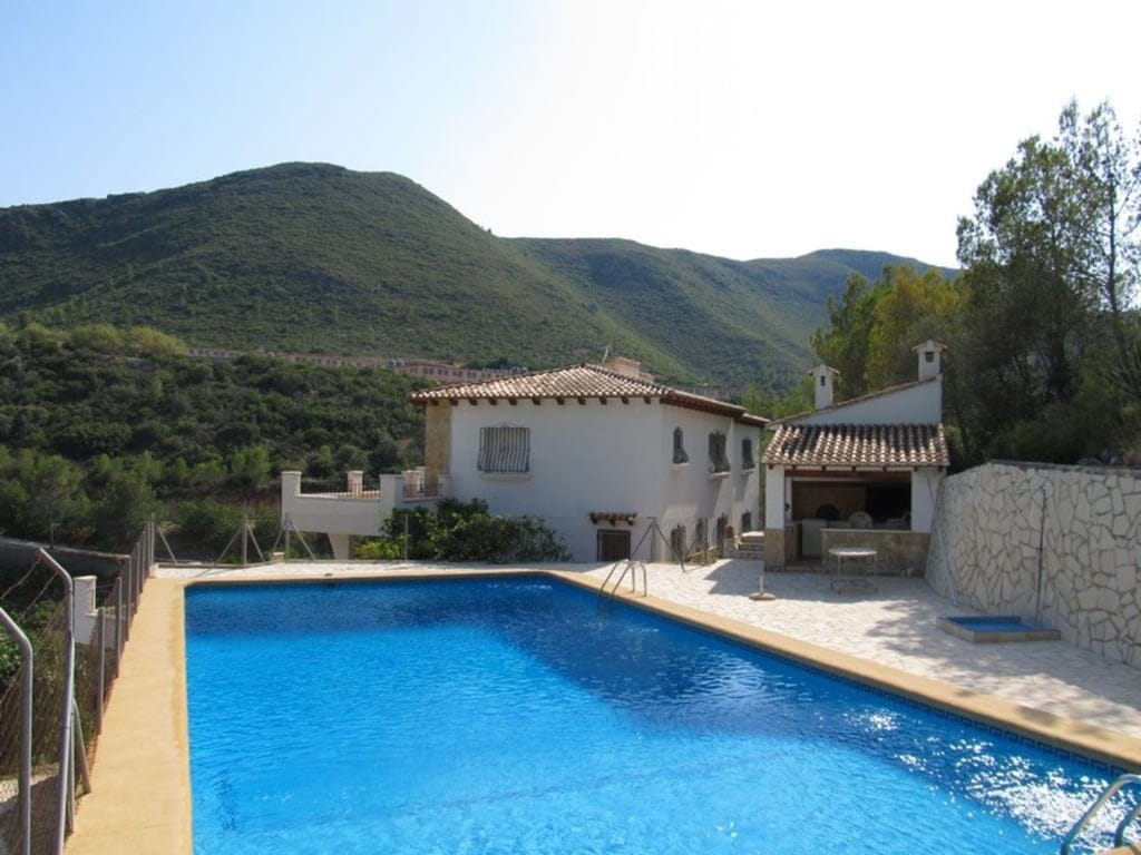 Farm with avocado plantation in Forna