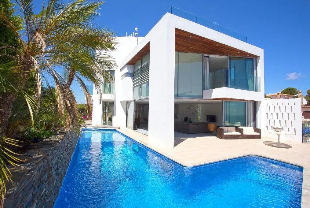 Luxurious modern frontline villa with stunning sea views - Foto 3