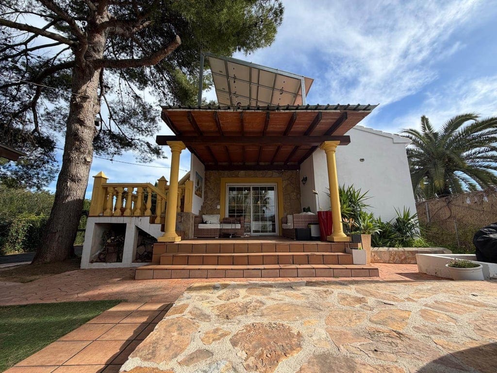 Chalet en venta en Playa Marinas, Denia: 4 habitaciones y piscina privada.