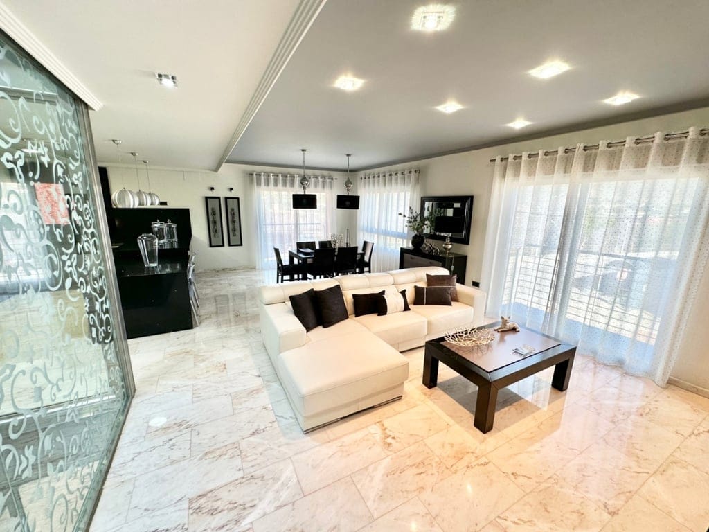 Raum, Licht und Design in einem einzigartigen Haus in Pego