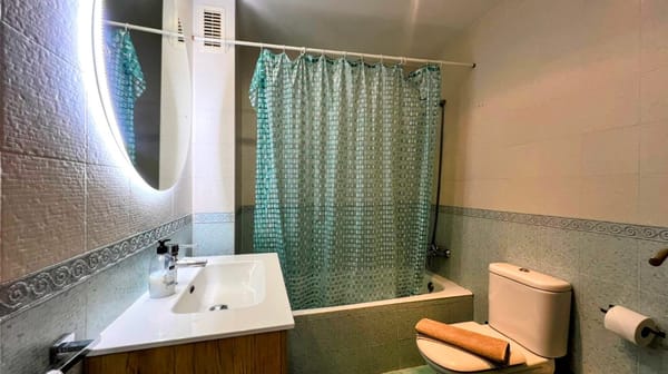 Elegante apartamento de 3 habitaciones con terraza y parking a solo 250 m de la playa. - Foto 16