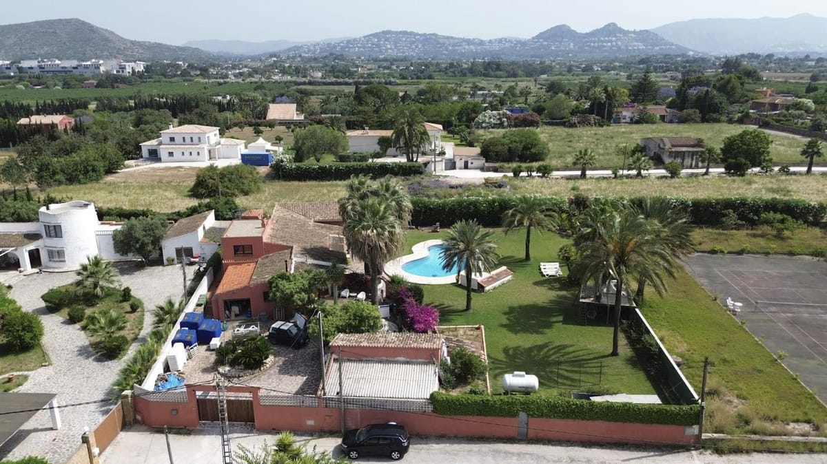 EINZELNE VILLA MIT POOL IN TORRECARRALS