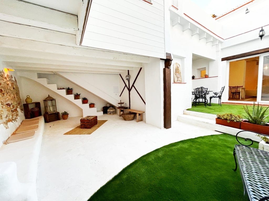 Brand new village house in the heart of Ondara with terrace and private patio.