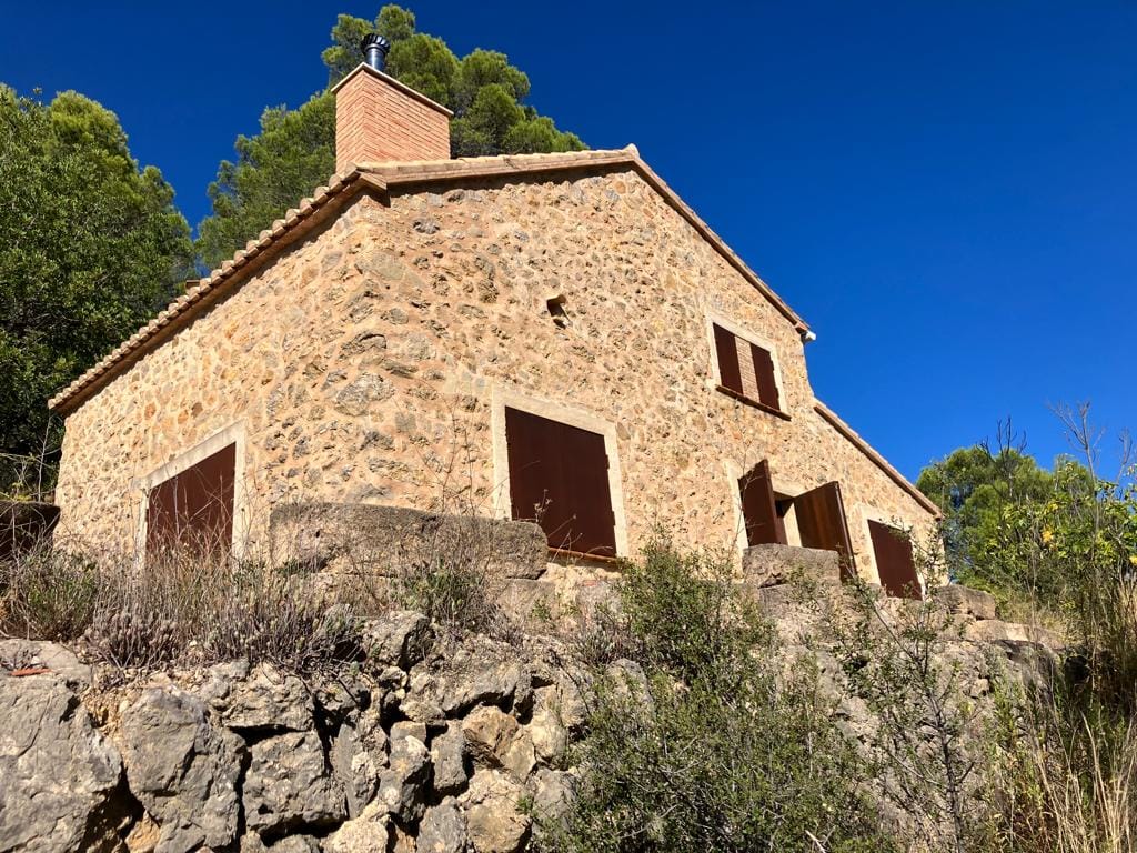 Beautiful stone house with 2 bedrooms in natural setting