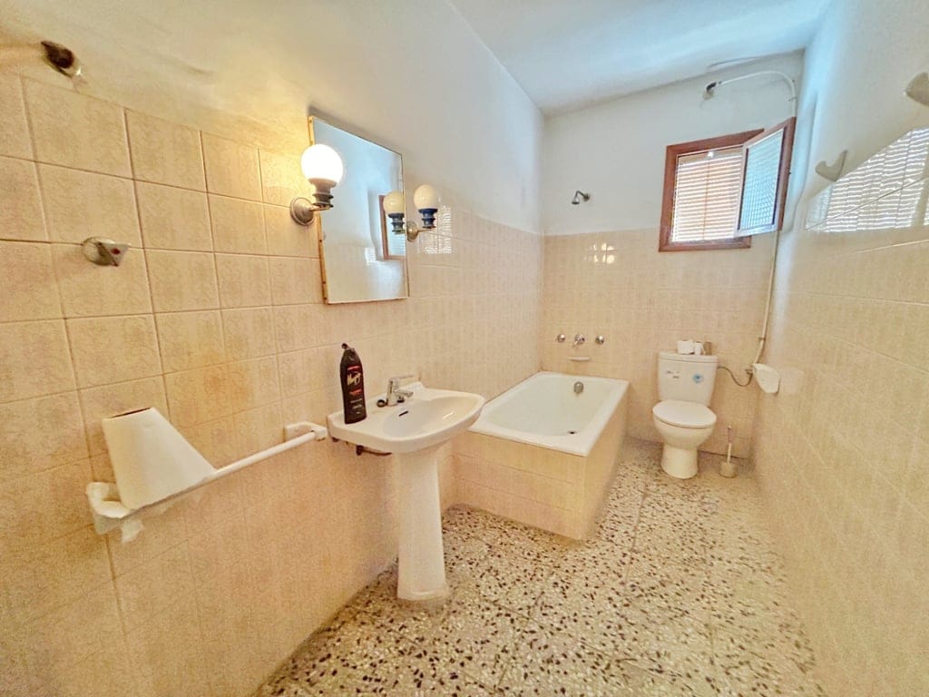 Gran oportunidad de inversión cerca del centro de Benissa – Casa adosada con garaje pra 6 coches  y gran terraza solarium - Foto 5