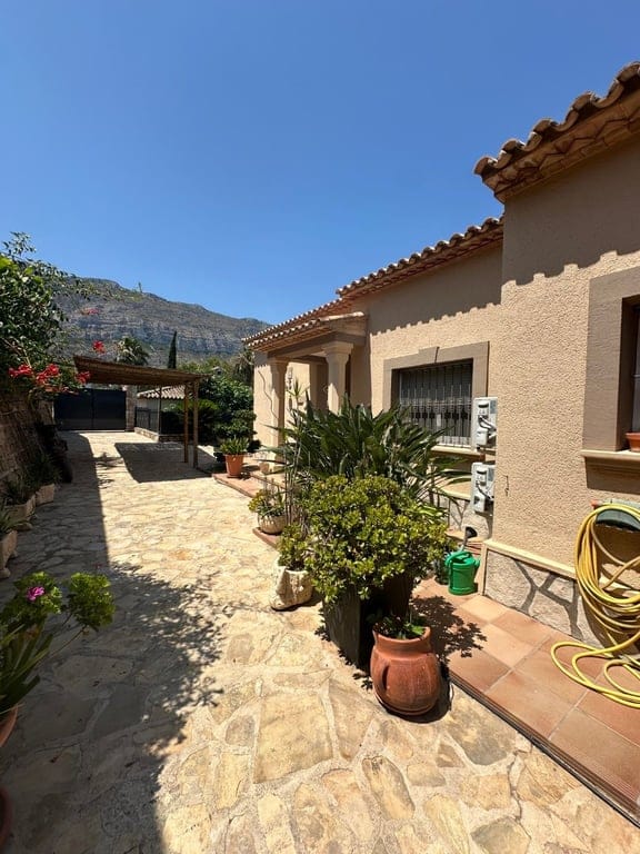 Chalet en Venta en Dénia con Vistas al Mar y la Montaña - Foto 2