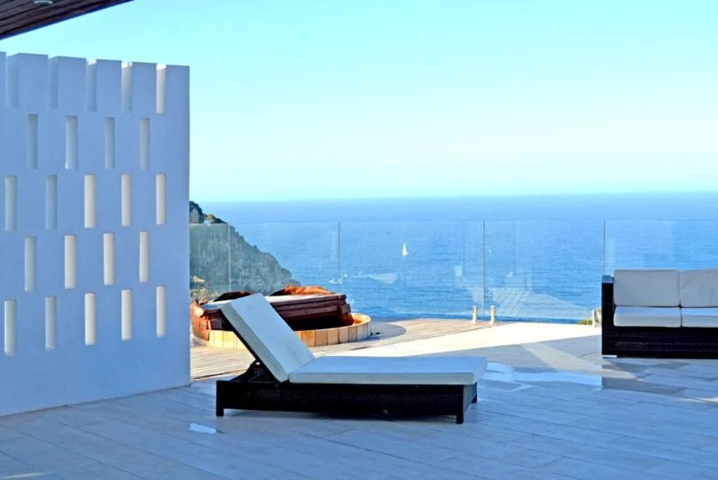 Luxurious modern frontline villa with stunning sea views - Foto 38